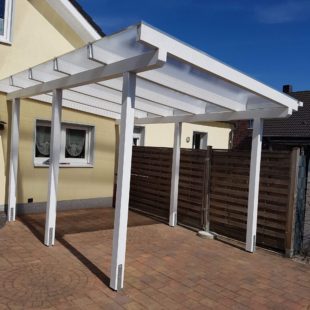 Pergola (Carport) am Haus in weiß